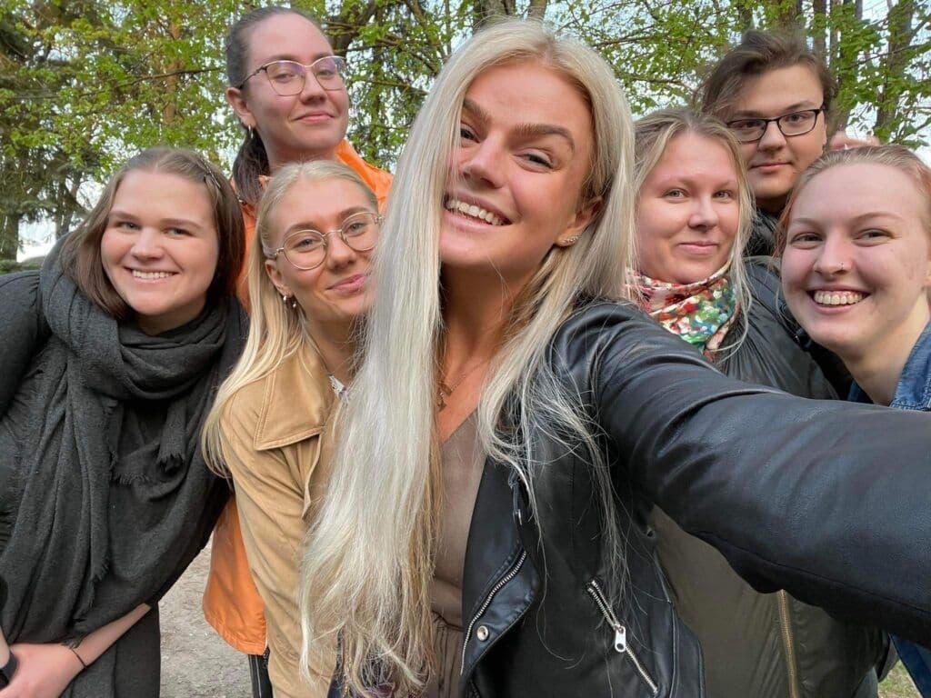 Seksuaaltervise töögrupi liikmed ühispildil õues
